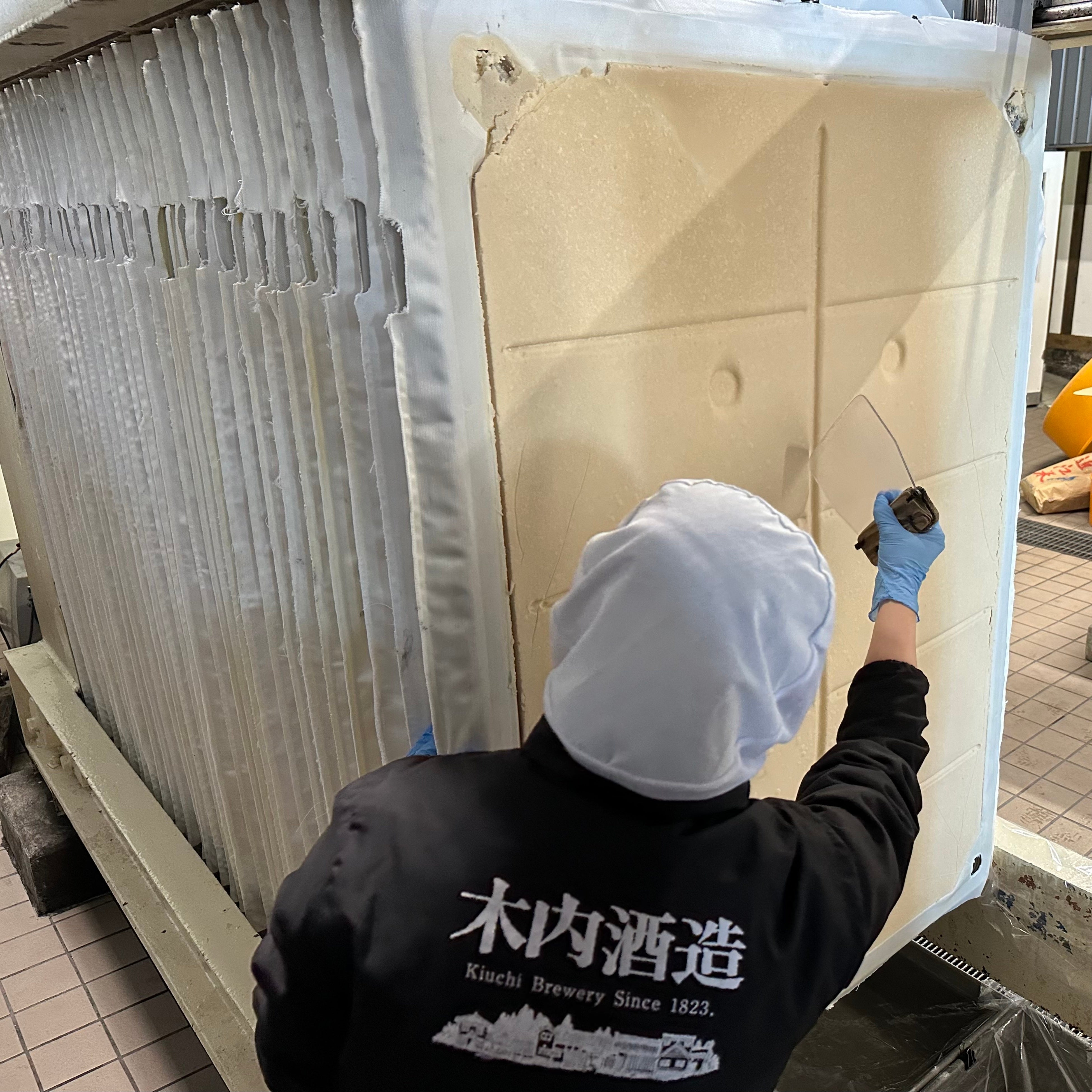 上槽（もろみを搾ったあとの、酒粕はがしの様子）