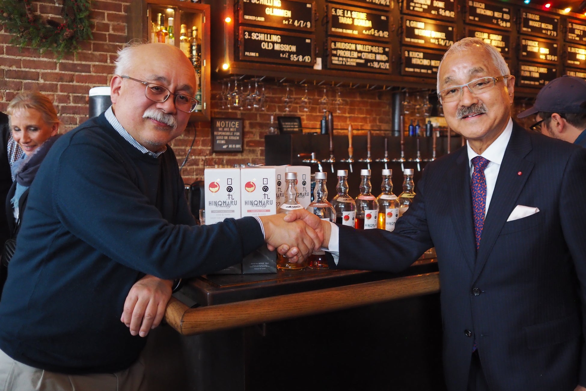 木内敏之(左)とT.I.C.レストラングループ代表取締役社長のボン八木秀峰氏(右)