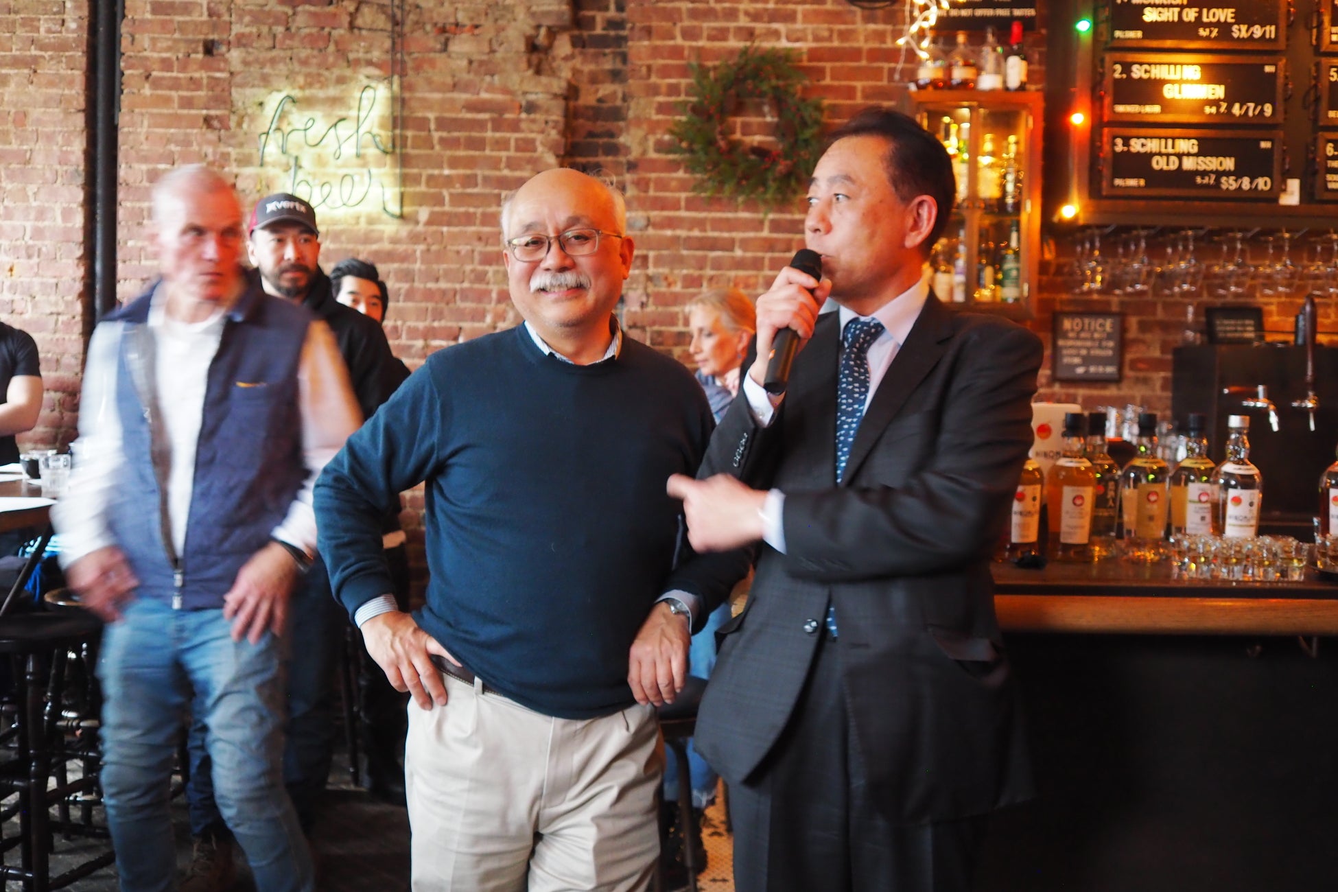 イベント席上、代表取締役木内敏之(左)と常陽銀行取締役頭取の秋野哲也氏(右)