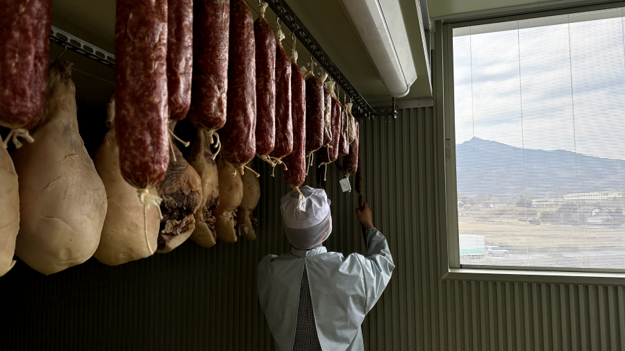 工房の様子（常陸野ハム工房 BARREL SMOKE）