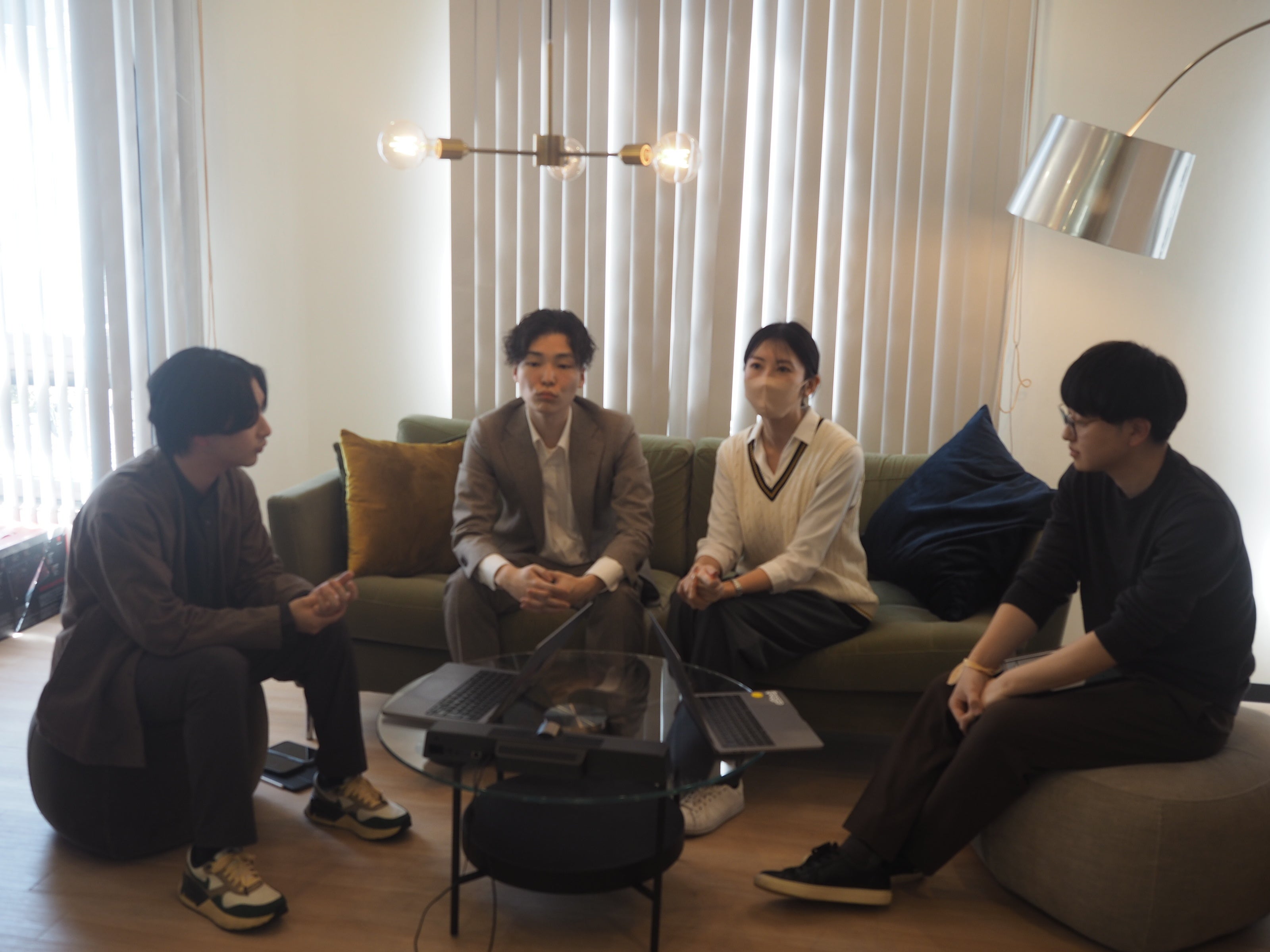 社員座談会の様子（左から新東通信　立部、森岡、水谷、八木）