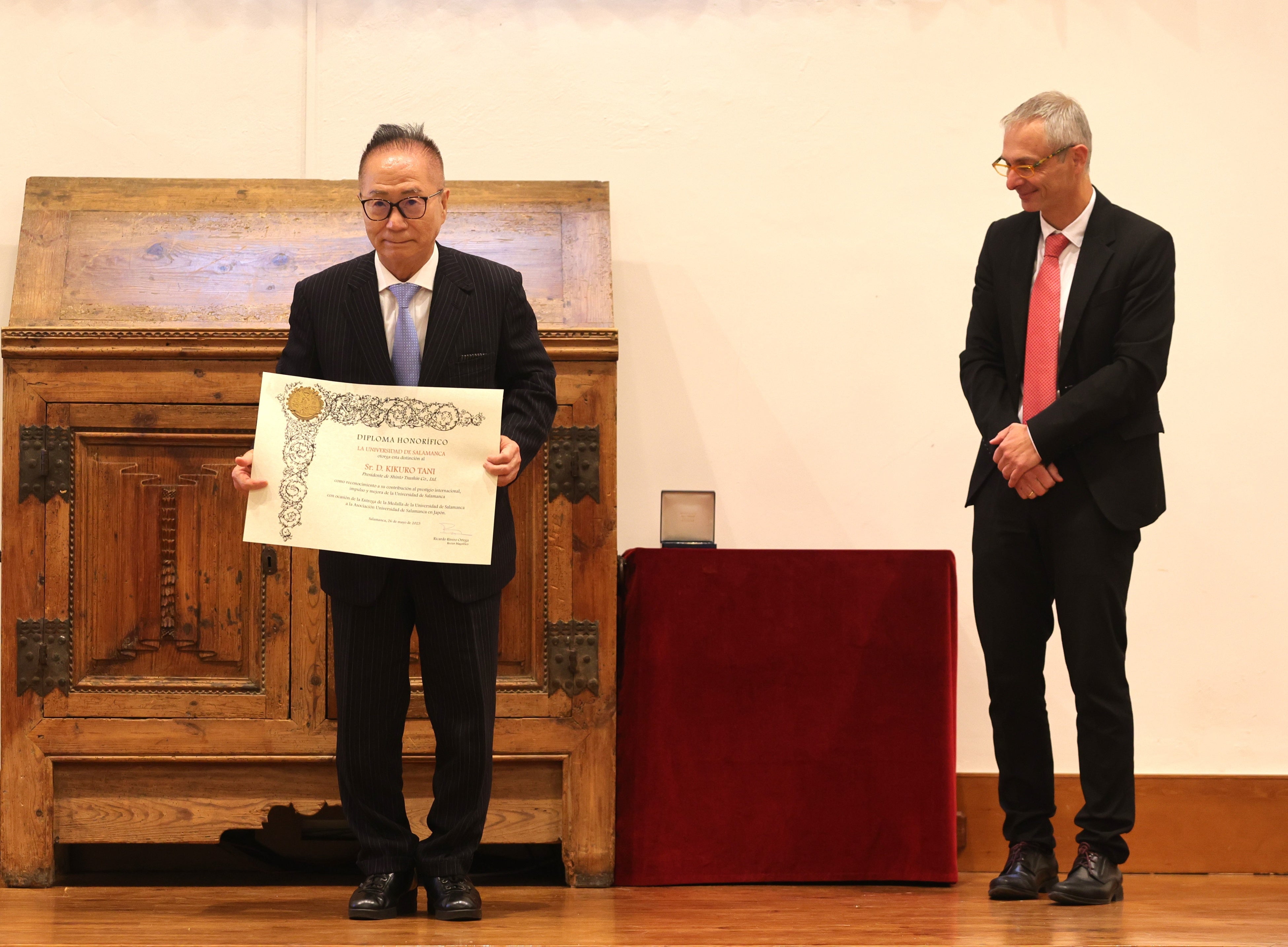 サラマンカ大学リカルド・リベロ・オルテガ総長より国際功労賞を授与される会長の谷