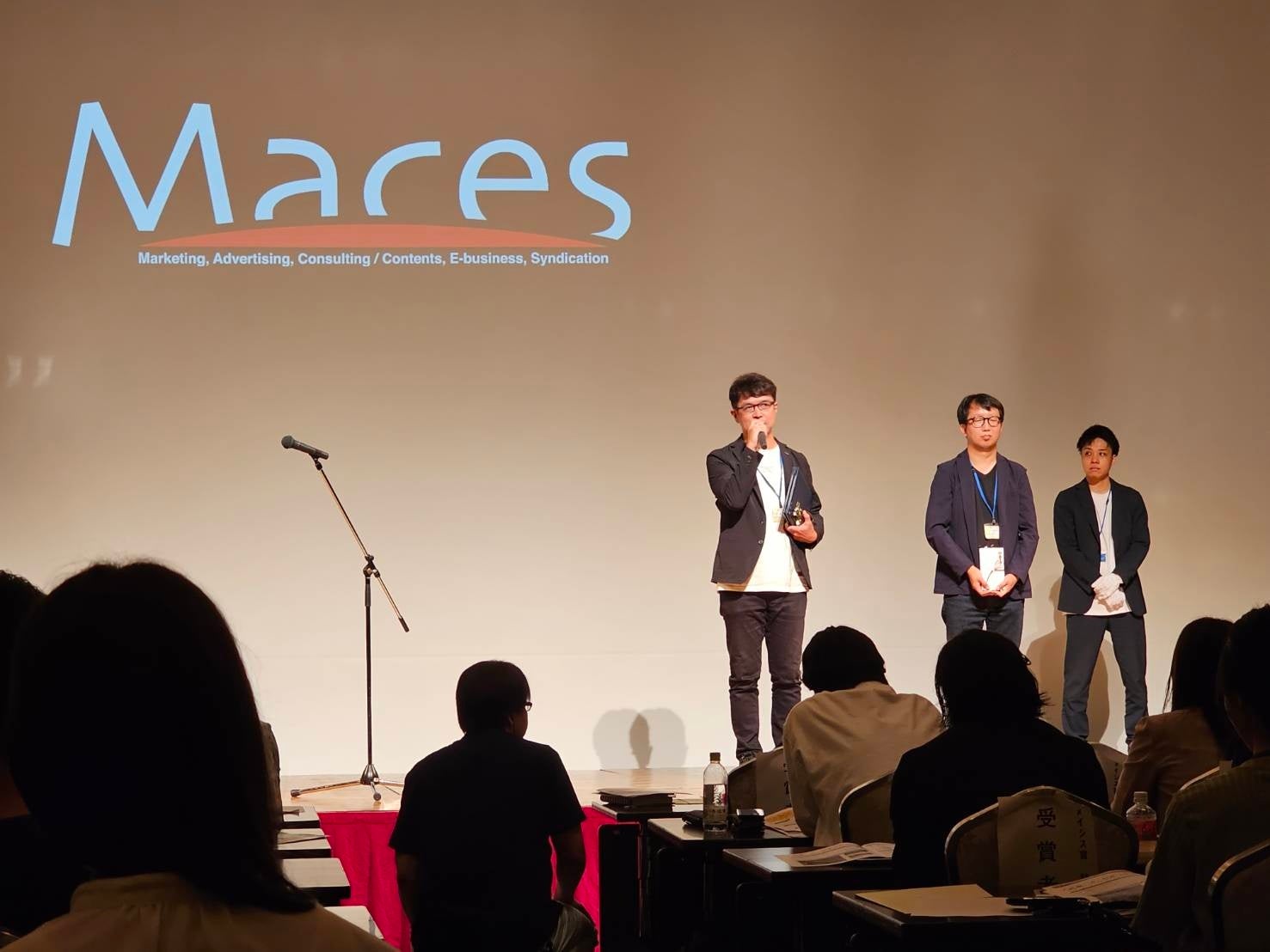 （写真左から）第21回メイシス賞グランプリを受賞した新東通信　長谷川 裕晃、新帯 晃嗣