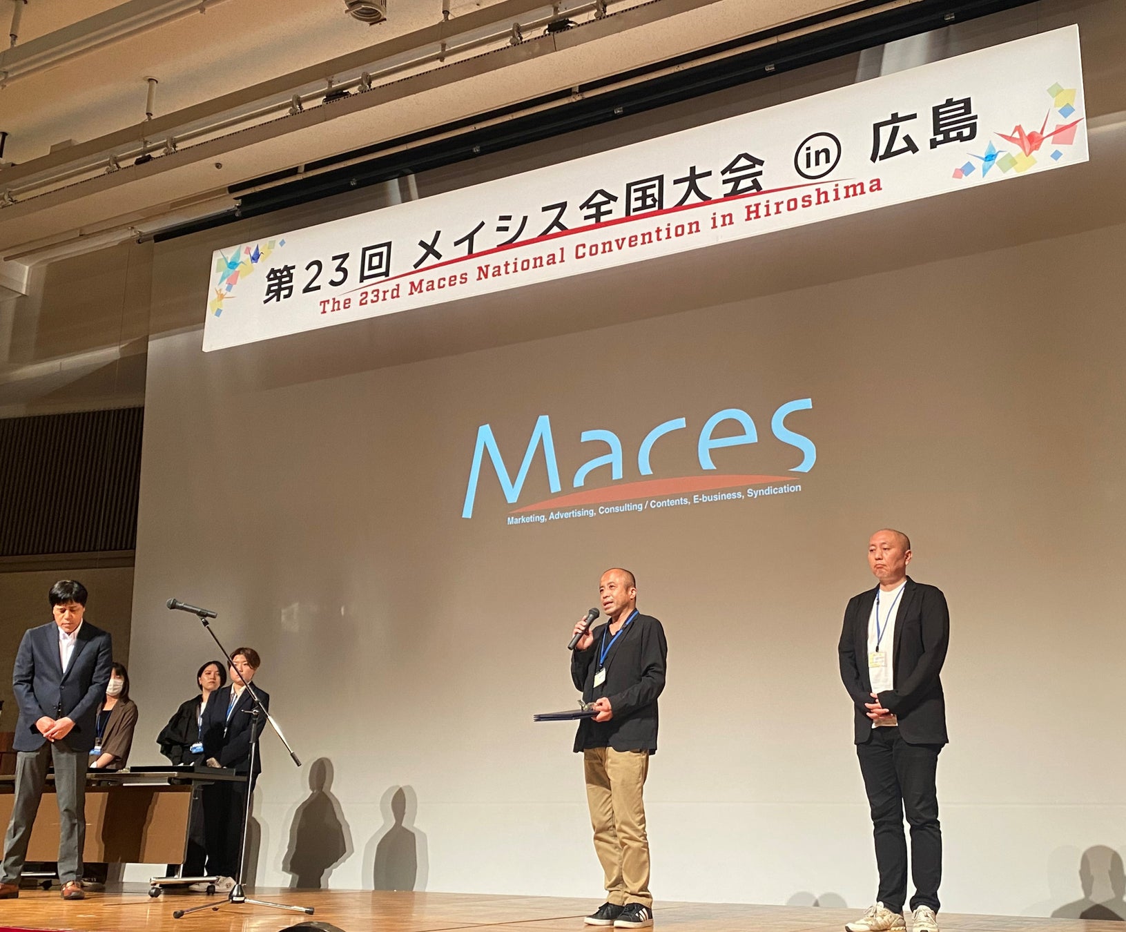 (写真右から)メイシス特別賞を受賞した新東通信 武藤 貴士、岸仲 真)