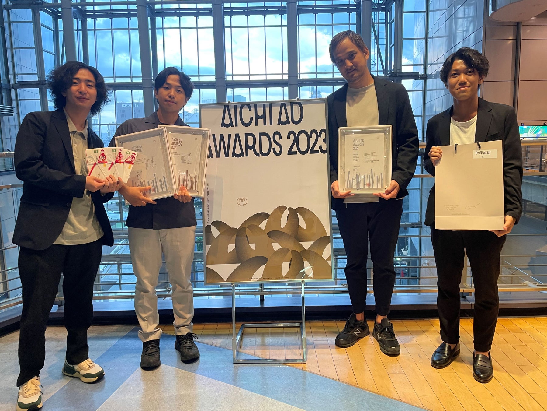 (左から)新東通信 立部 勇樹、松下 晃平、中尾 康人、吉岡 悟