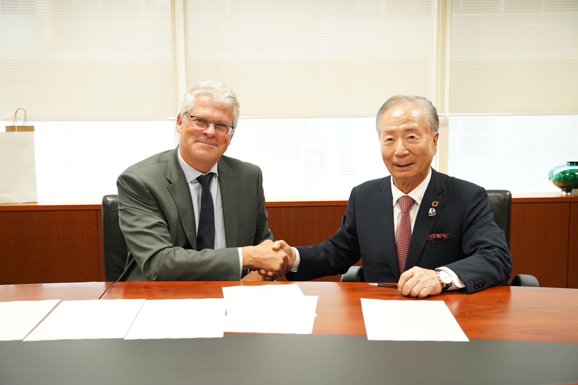 株式会社GL events Venues クリストフ・シゼロン氏(左)と株式会社新東通信 谷 喜久郎(右)