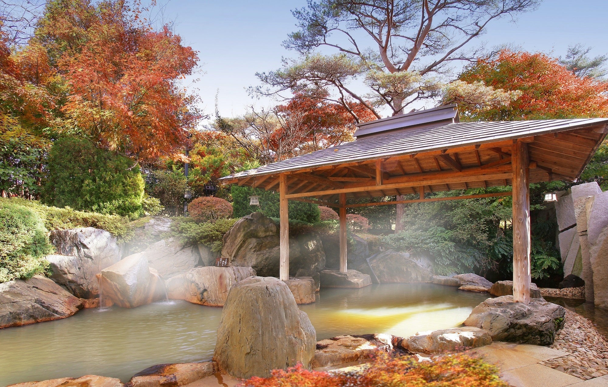 秋保を代表する老舗旅館「緑水亭」の露天風呂