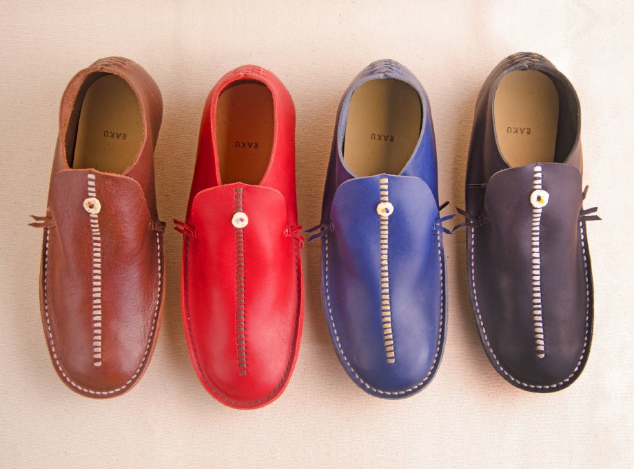 RAKUのチャパ。一枚皮で足を包み込むように形成されているので軽くて、柔らかい。