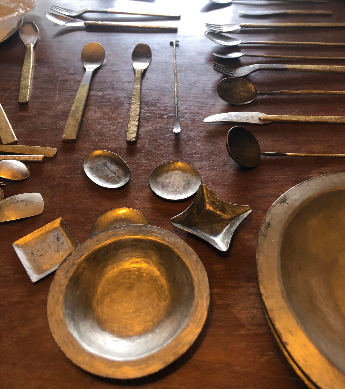 様々な顔を持つスプーンやお皿など