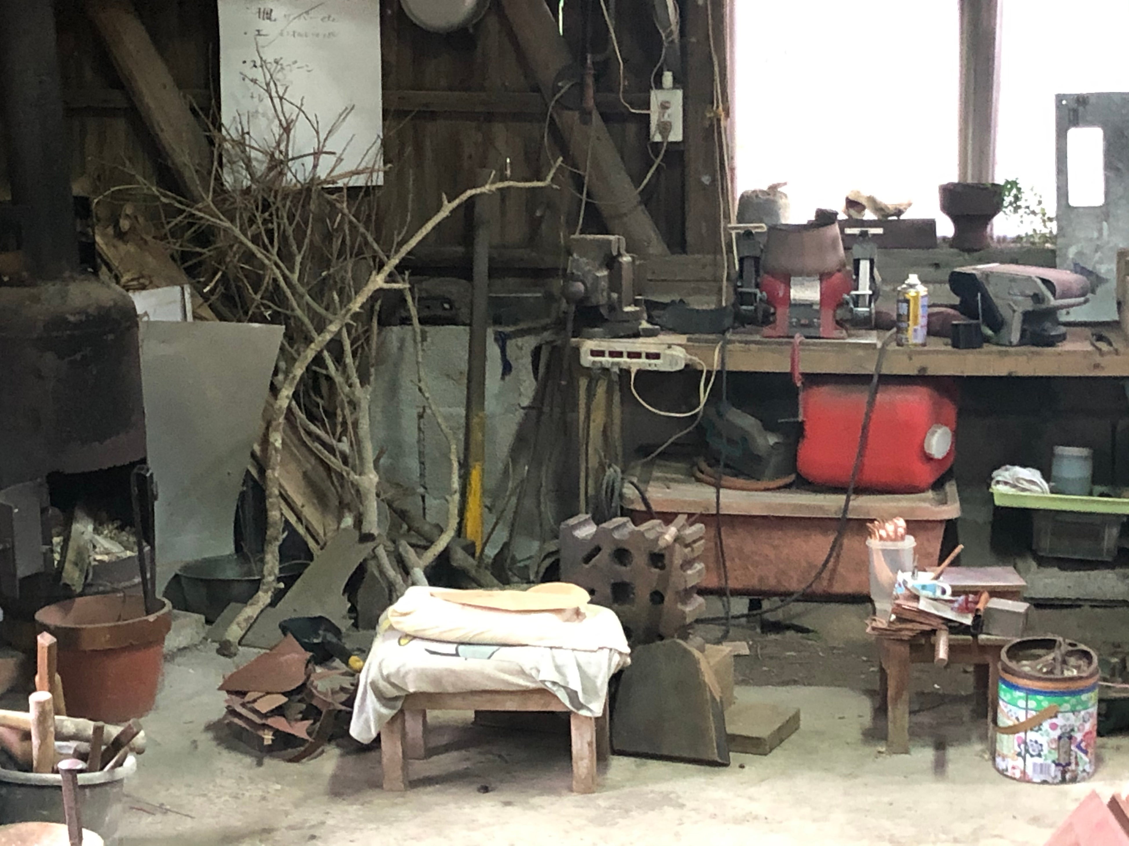 薪で火を使って作業をしているアトリエ