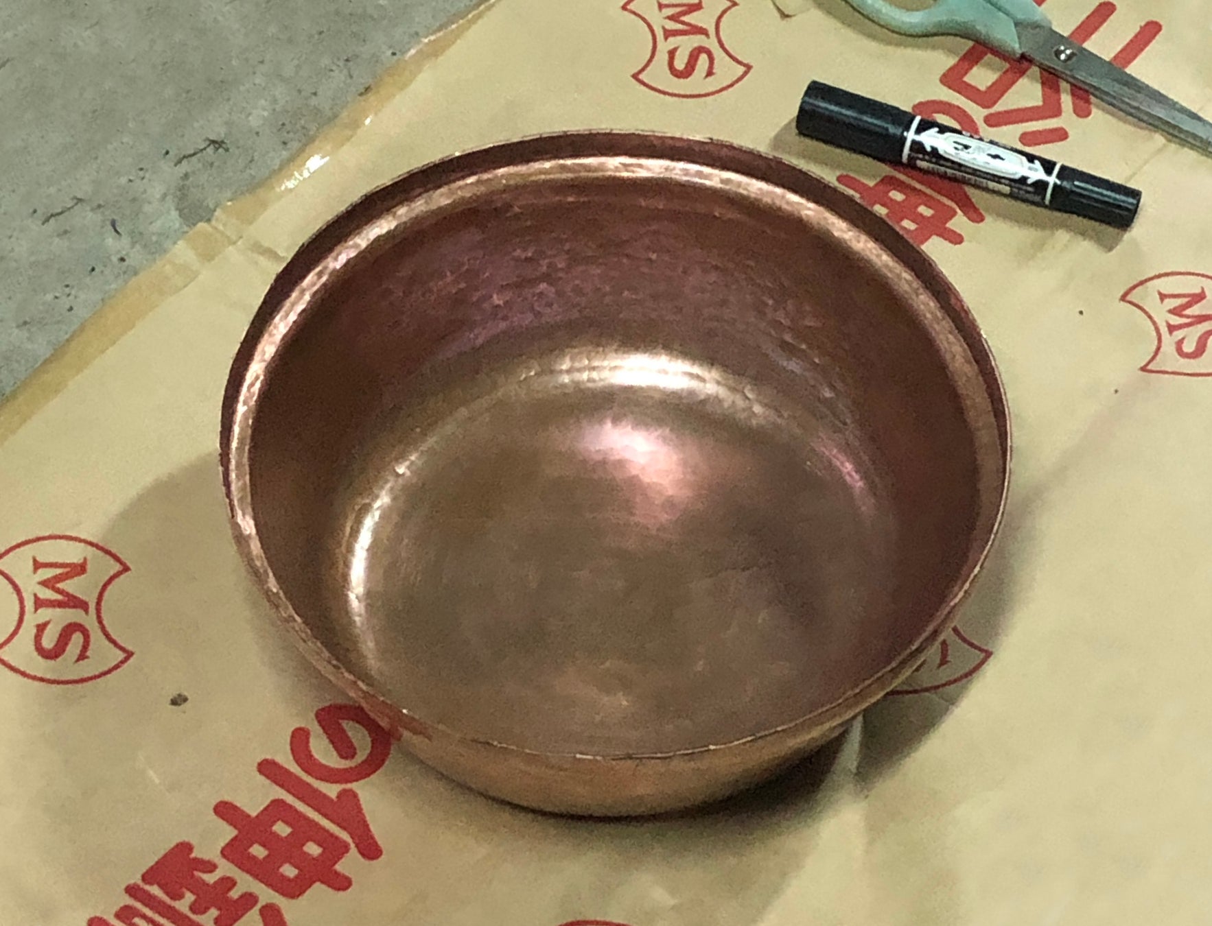 お鍋なども一枚から叩き出して作られる