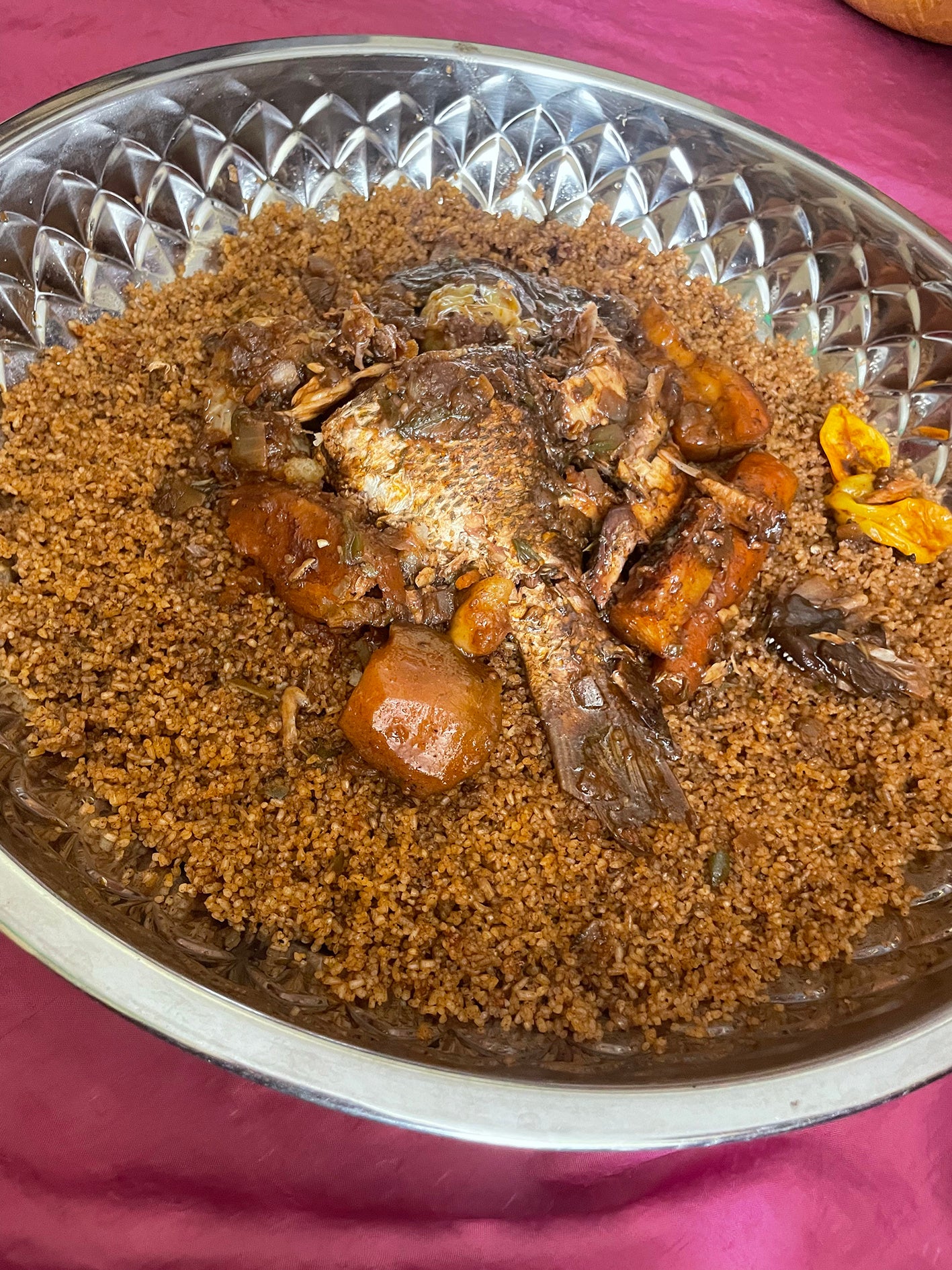 現地の伝統的な食事チェブジェン