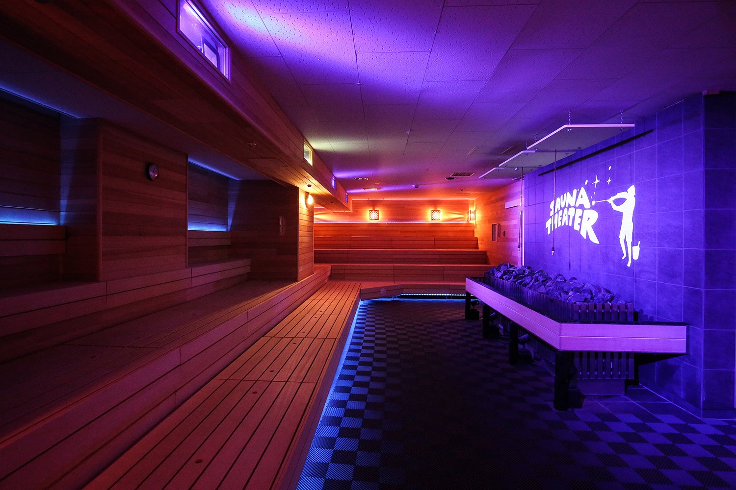 巨大なサウナストーブの他にも音響、照明、プロジェクターを完備