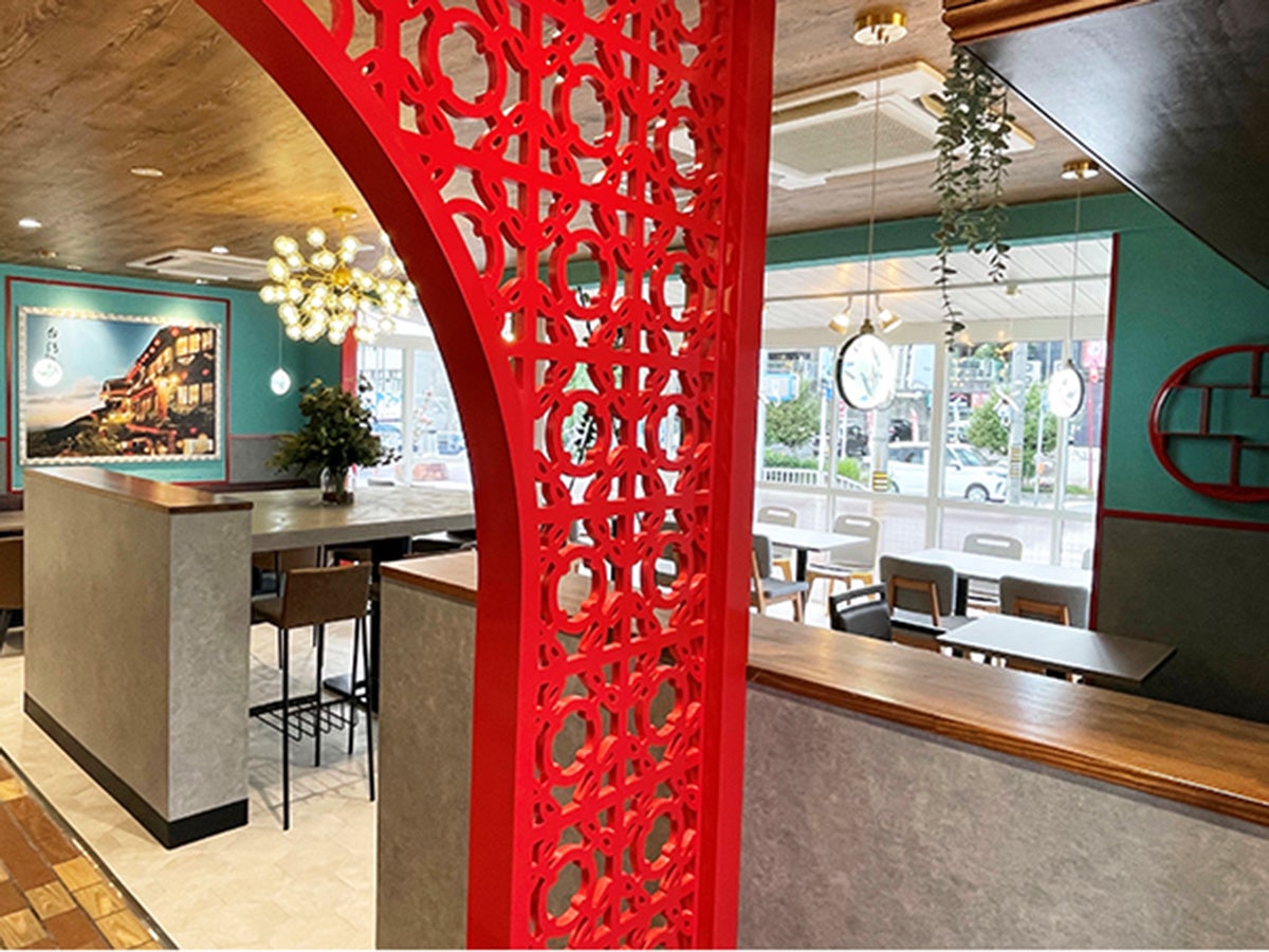 ブルーグリーンと赤を基調にした店内