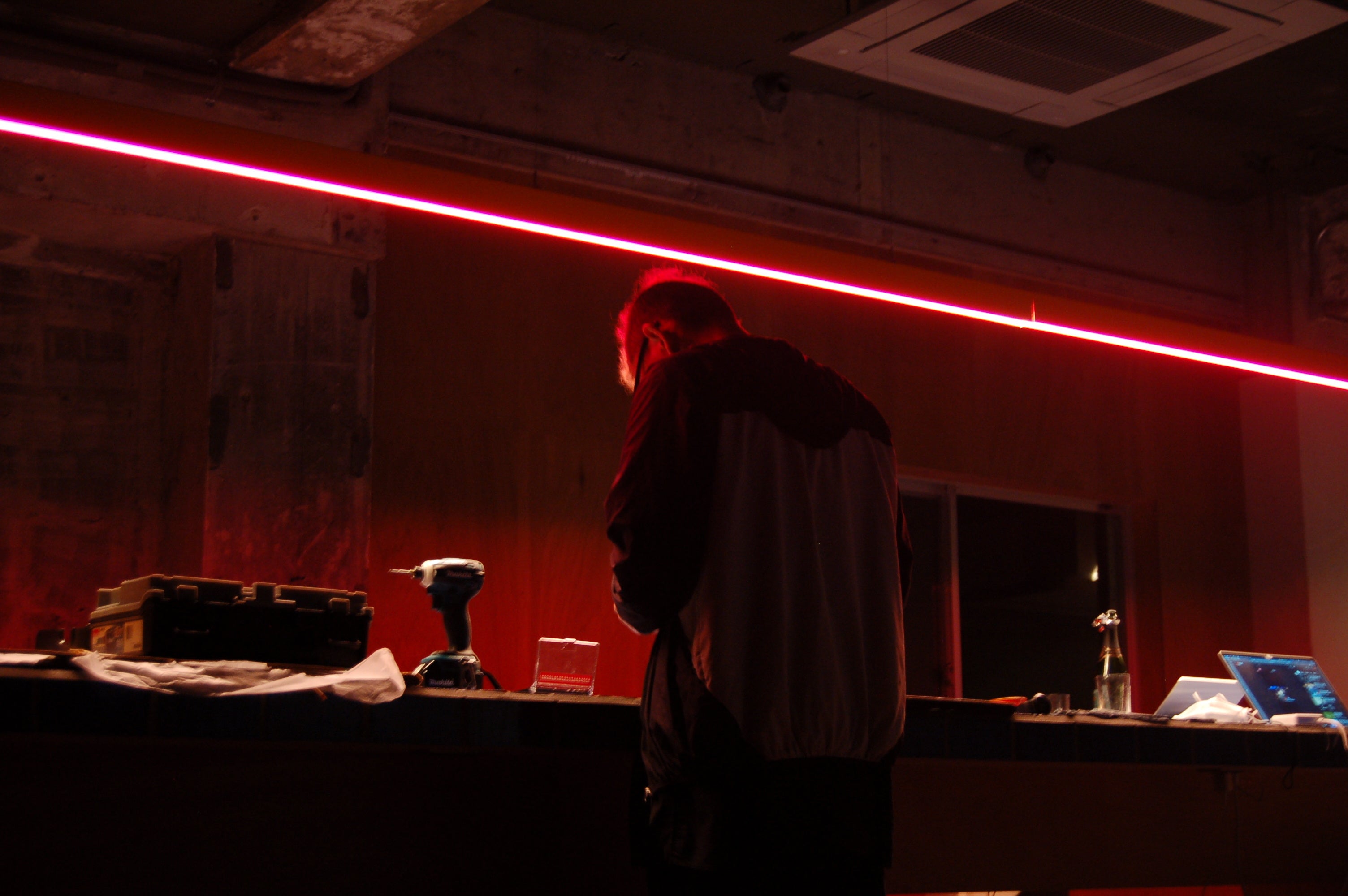 深夜までスタジオで作業するさわひらき