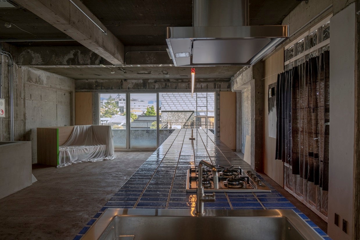 キッチンで作業中も窓から金沢の街と遠くの山々を一望できる