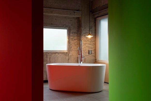 光と色彩のバスルーム。お湯を張らなくてもついつい長居したくなる解放感