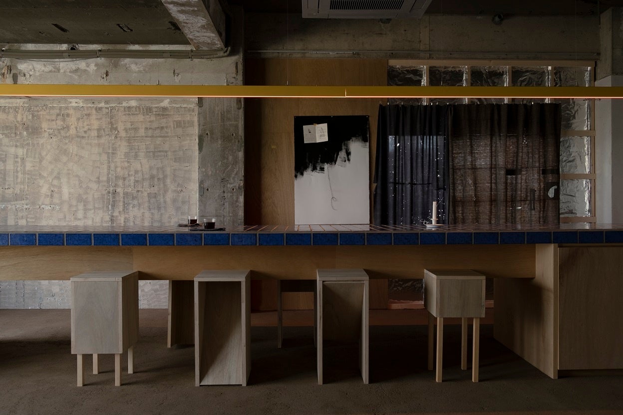 キッチンから作業、そして昼寝までを許容するロングテーブル。椅子はさわ自身の手作り