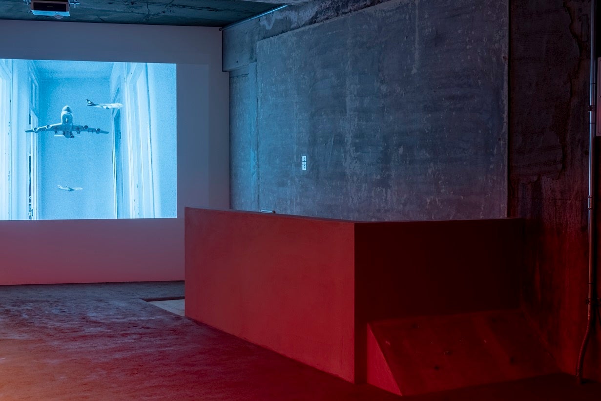 夜になるとさわひらきの映像作品が流れ、時間の感覚がだんだんと失われる体験も