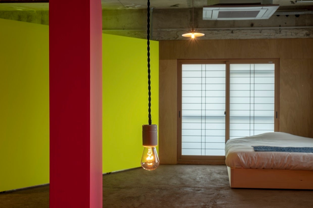 ブライトカラーの扉を回転させた奥のベッドもなんと移動可能