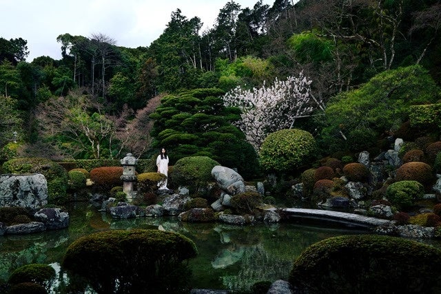 KAN-NON 「月の庭 明」© Kensaku Kakimoto