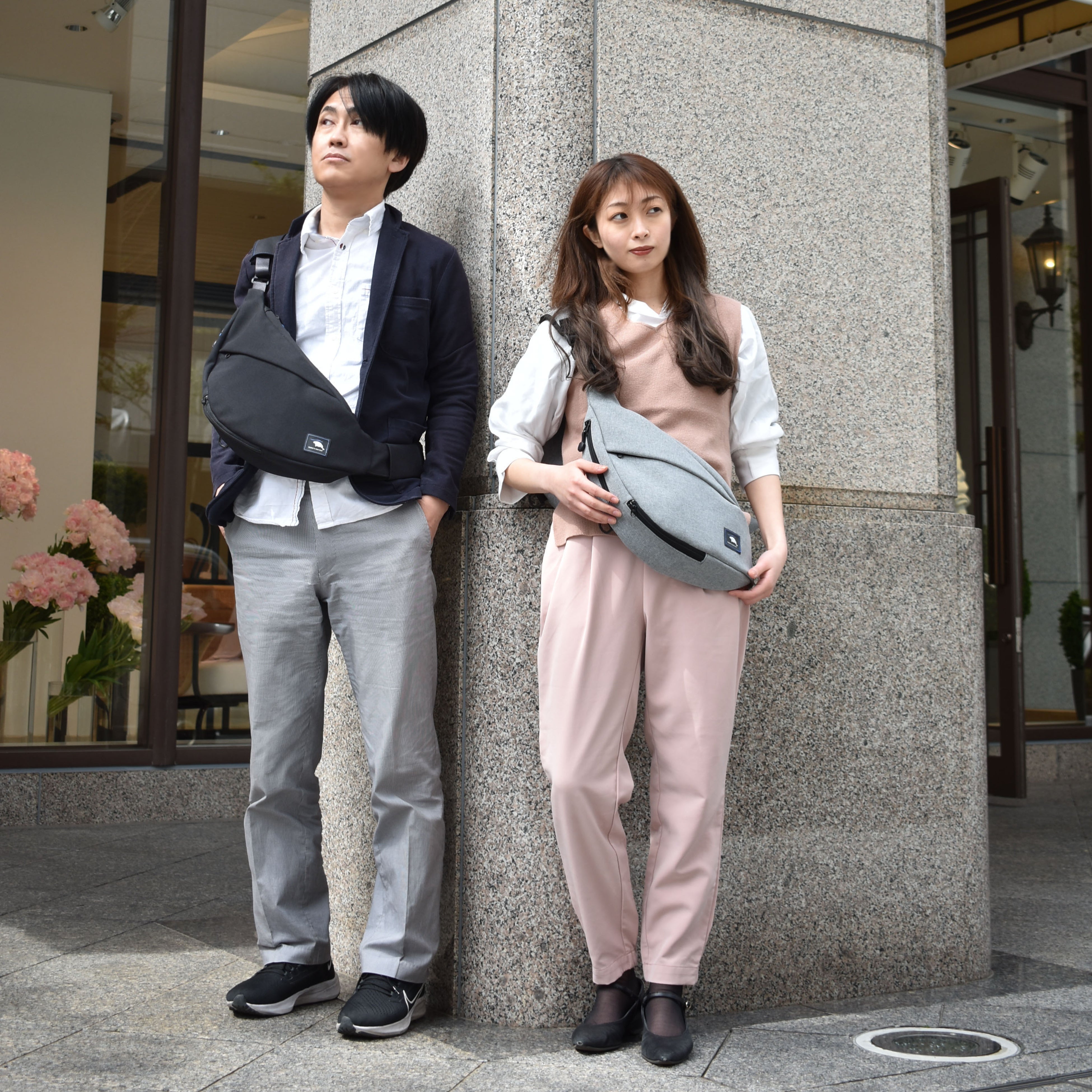 ブラックとライトグレーの２色のカラーバリエーション