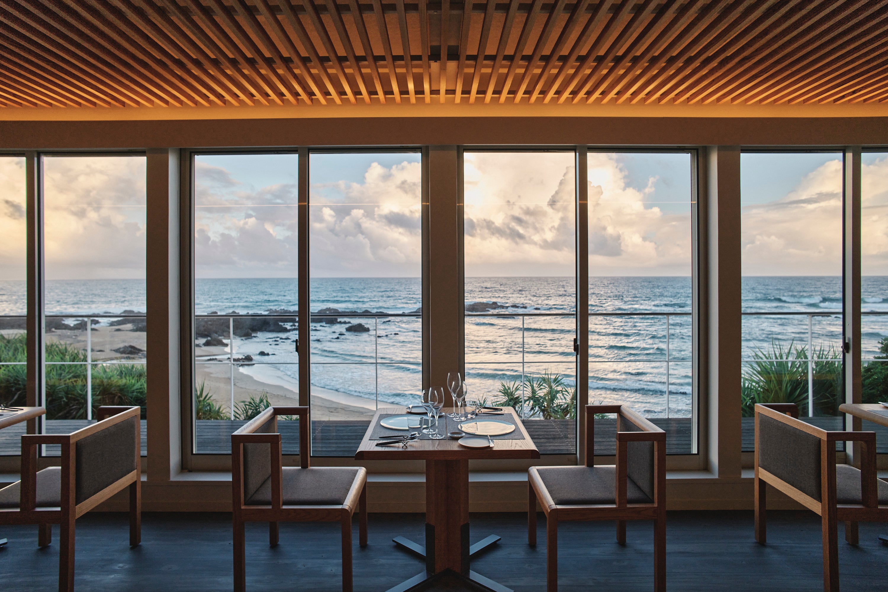 ダイニングから見える手広海岸の景色