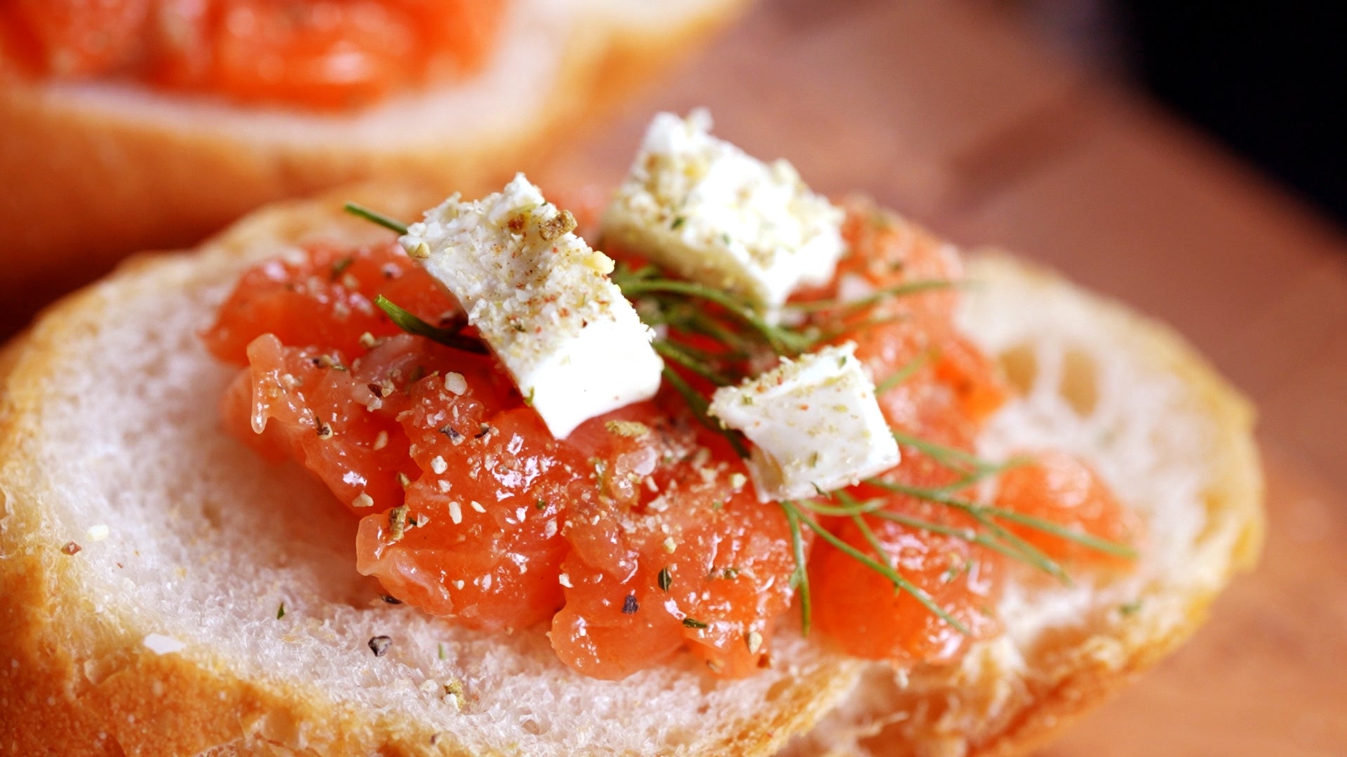 魚介類にも合う『味の区民』。サーモンに振りかければスモークサーモンのような味わいに大変身！