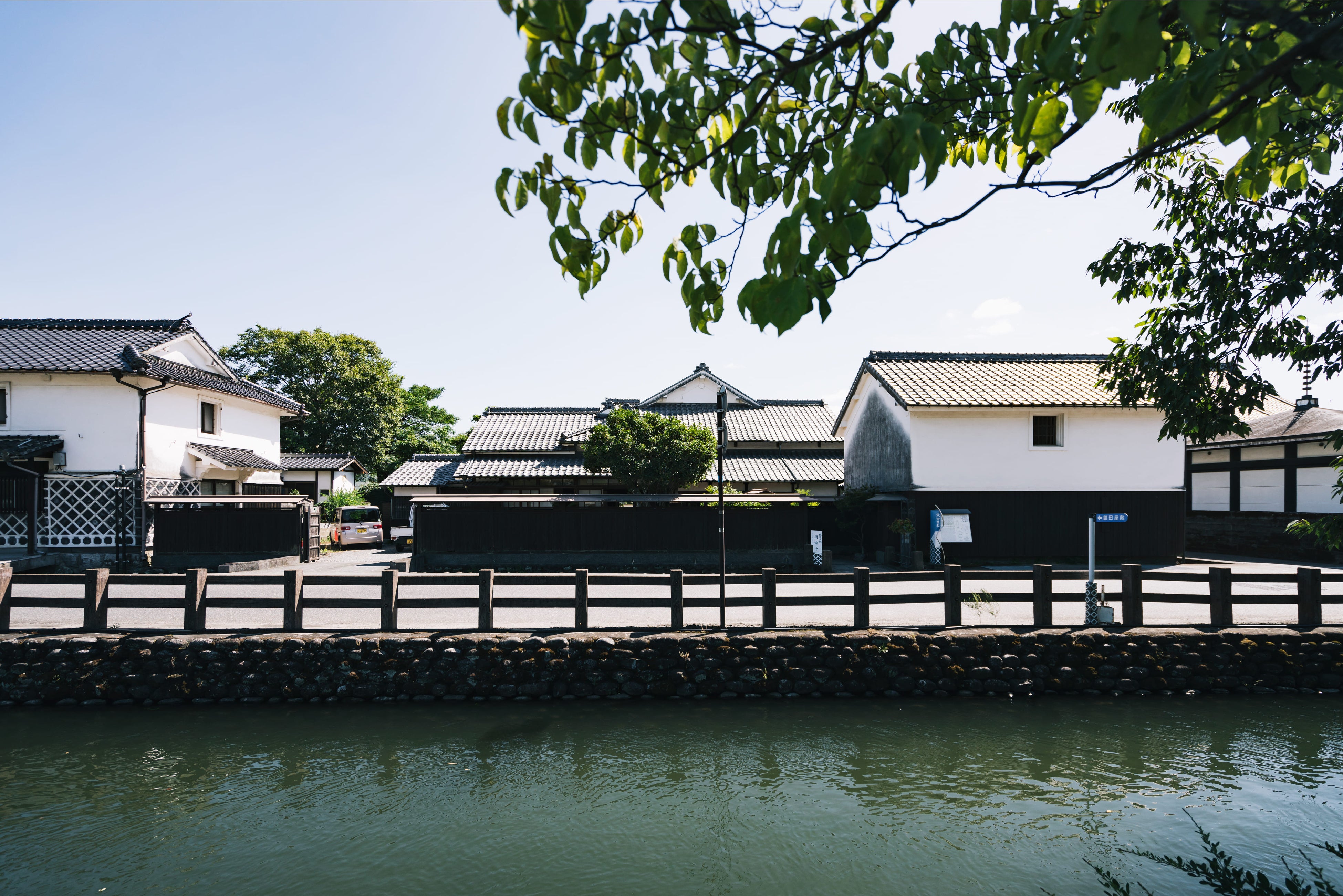 正面の「鏡田屋敷」主屋右手にあるのが、今回オープンする新客室「みなも 鏡田蔵」
