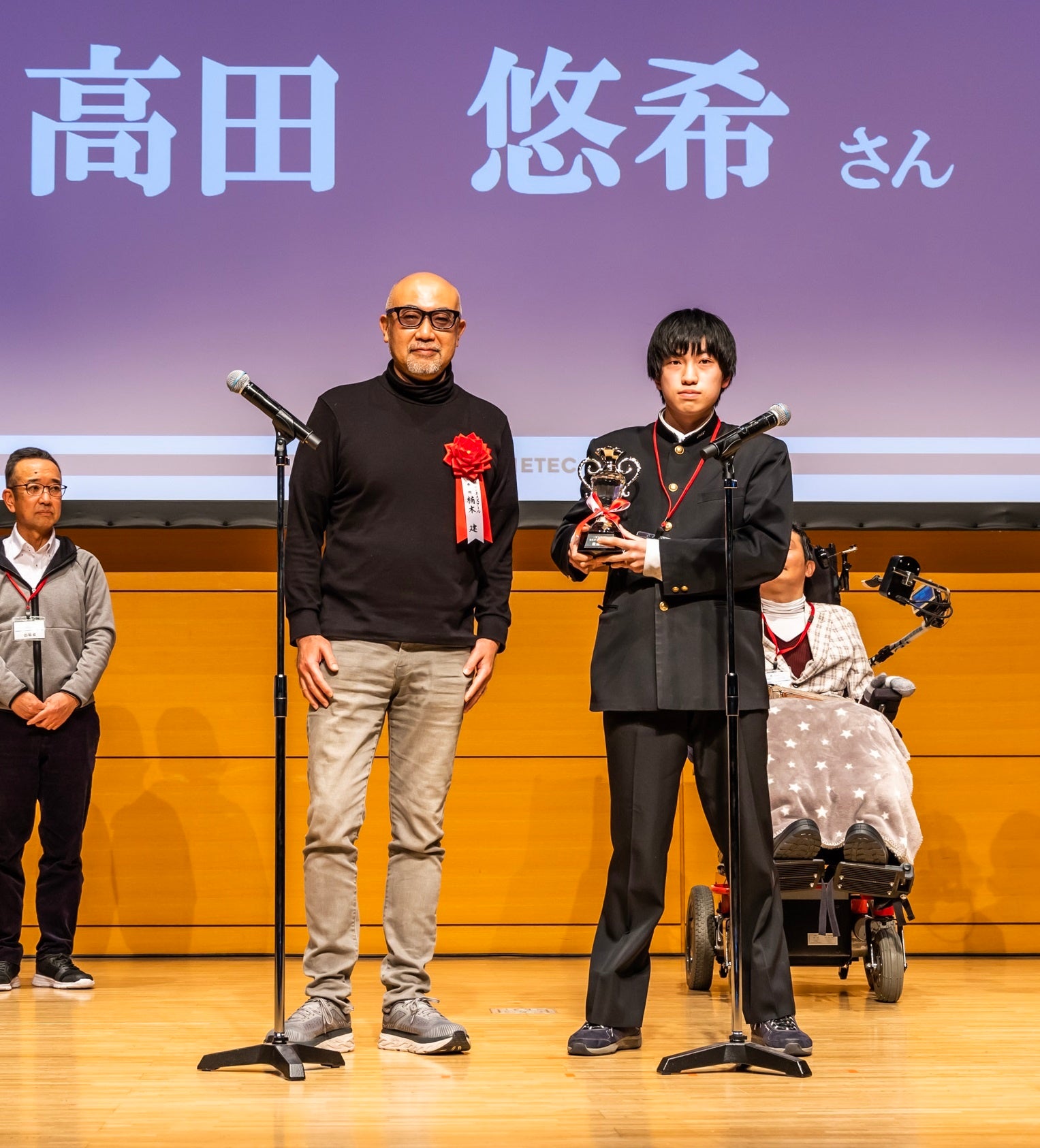 表彰式にて 審査員長の一橋ビジネススクール教授 楠木建氏と