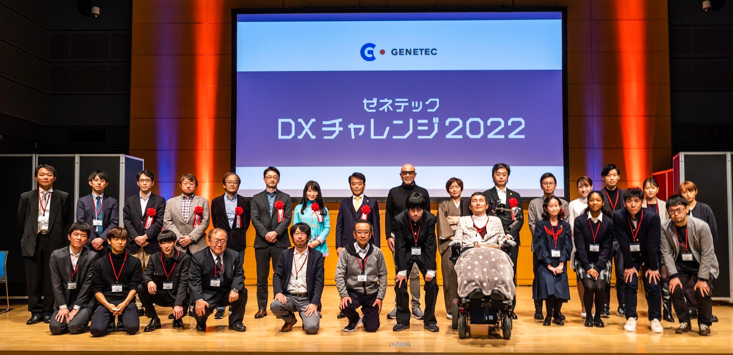 集合写真（出場者、審査員、パネリスト、ゼネテック代表取締役社長の上野憲二、森千晴さん）