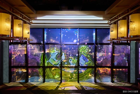 夜景を彩る窓プロジェクションマッピングの上映がスタート!OMO3浅草 by 星野リゾートにて【C&】デジタルアート制作会社 夜景を彩る窓プロジェクションマッピングの上映がスタート!OMO3浅草 by 星野リゾートにて【C&】デジタルアート制作会社