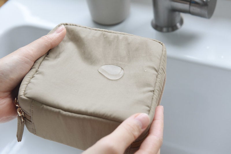 汚れても洗える撥水素材を使用