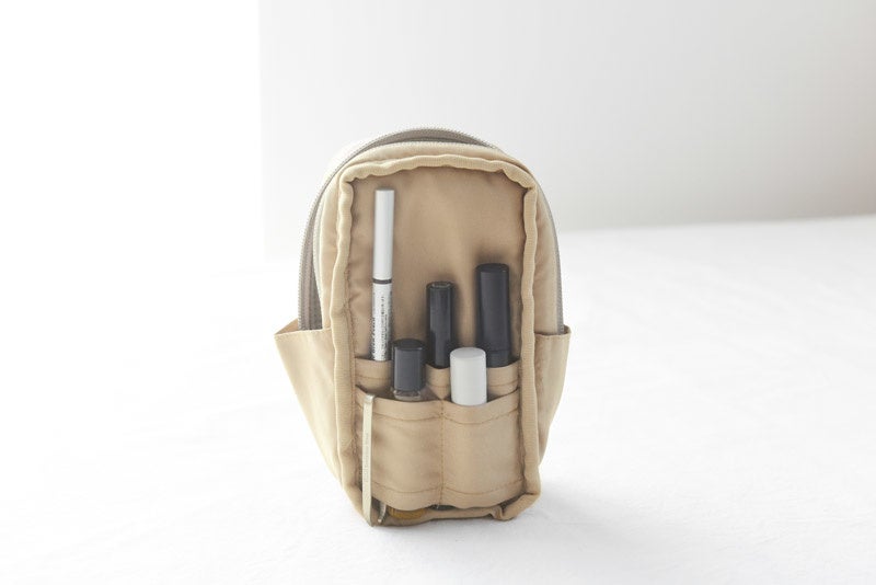 ペンシルアイテムやメイクブラシなどが収納しやすい「タテ型」