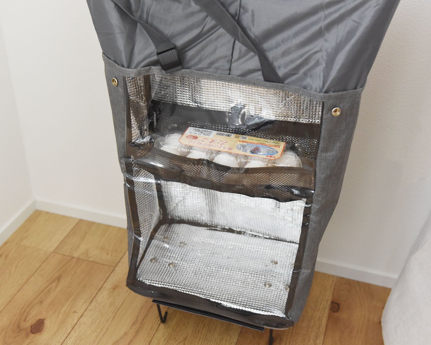 卵など潰したくないものを、仕切り上部のスペースに入れることが可能