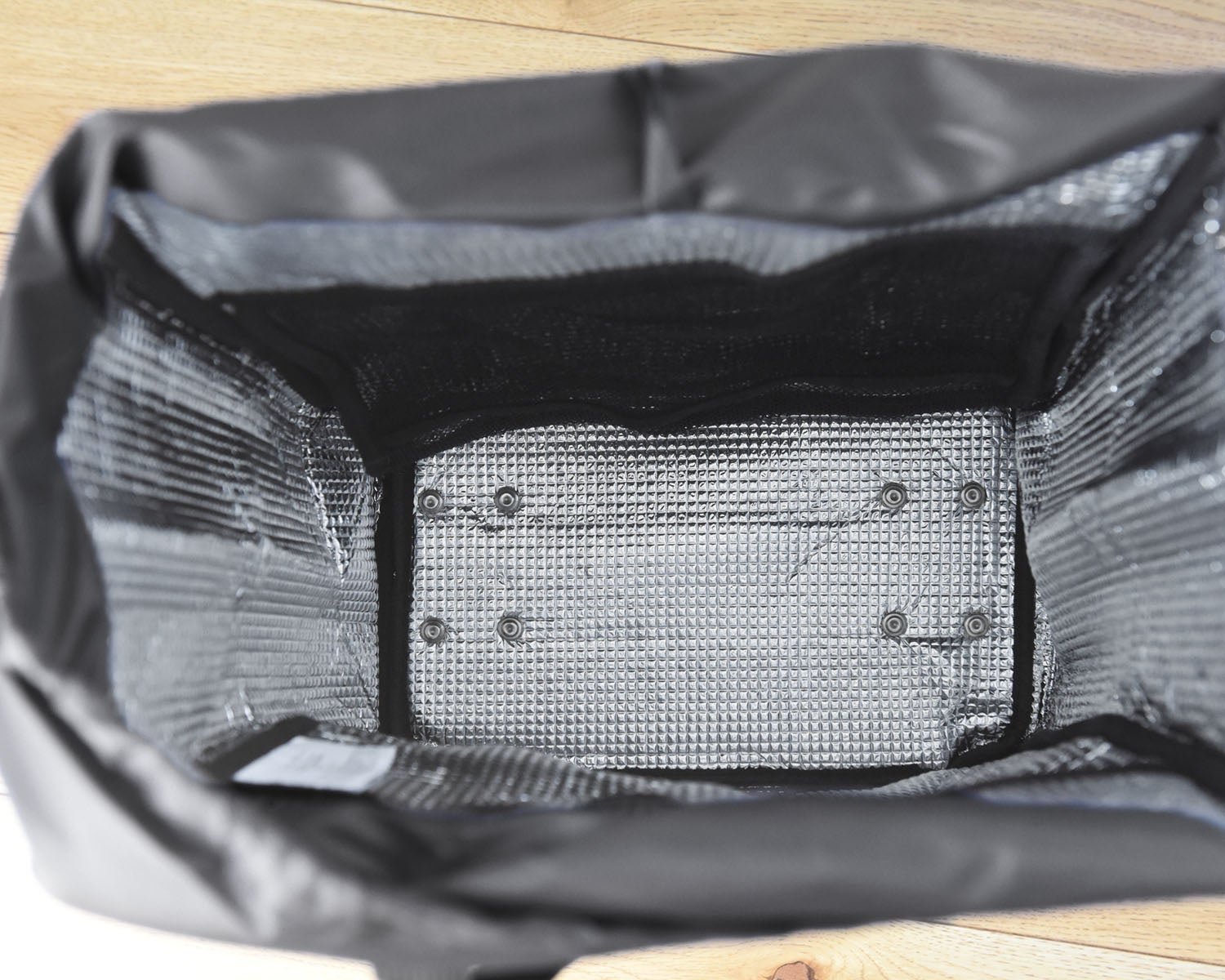 内側は保冷・保温機能のあるアルミ蒸着シート仕様