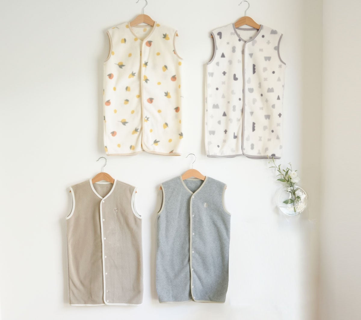 フリーススリーパー、左上から「シトラス×ベージュ」「アルファベット×グレー」左下から「グレージュ×ホワイト」「グレー×ベージュ」