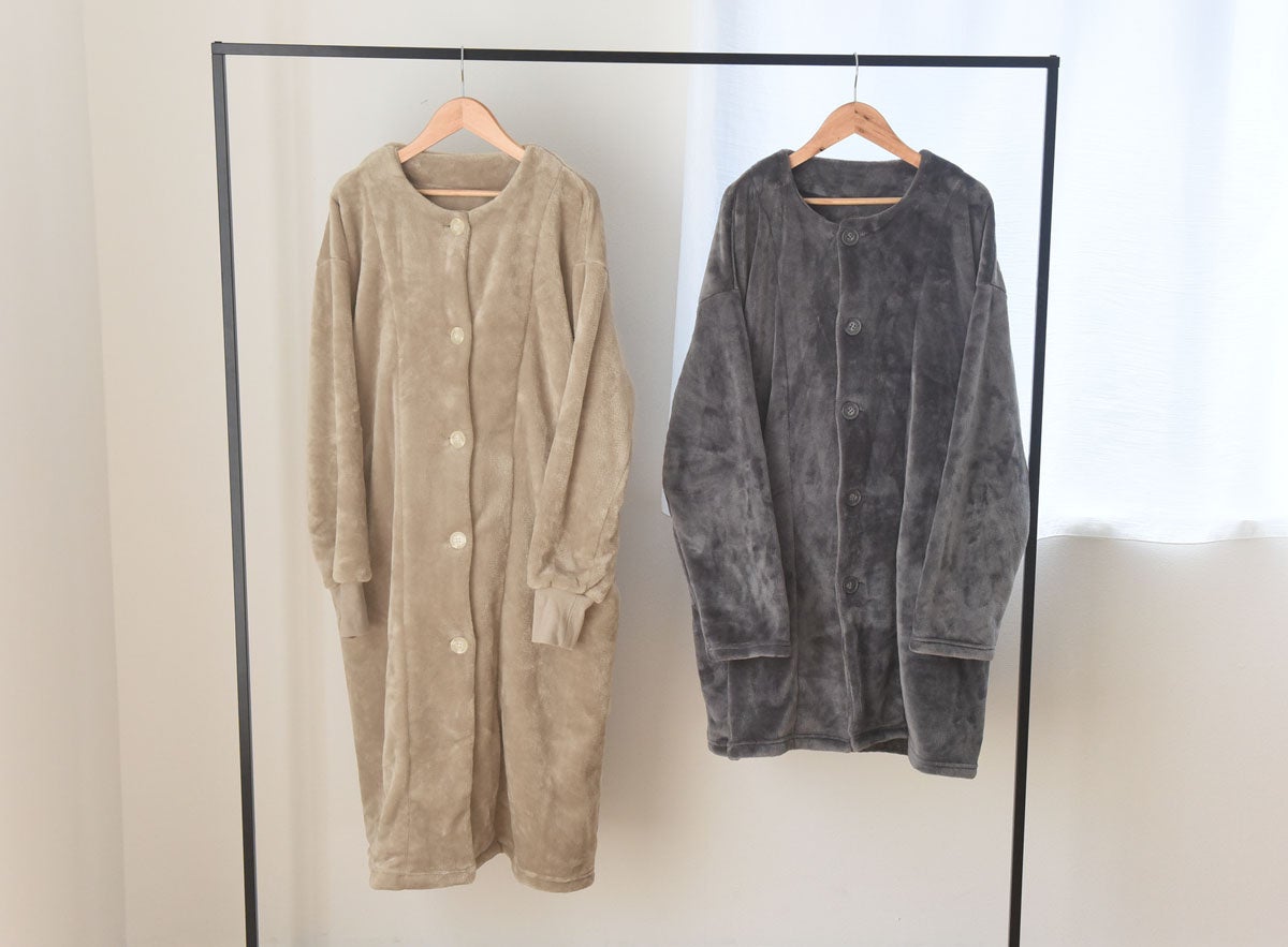 左：レディースモデル「グレージュ、」右：メンズモデル「チャコール」