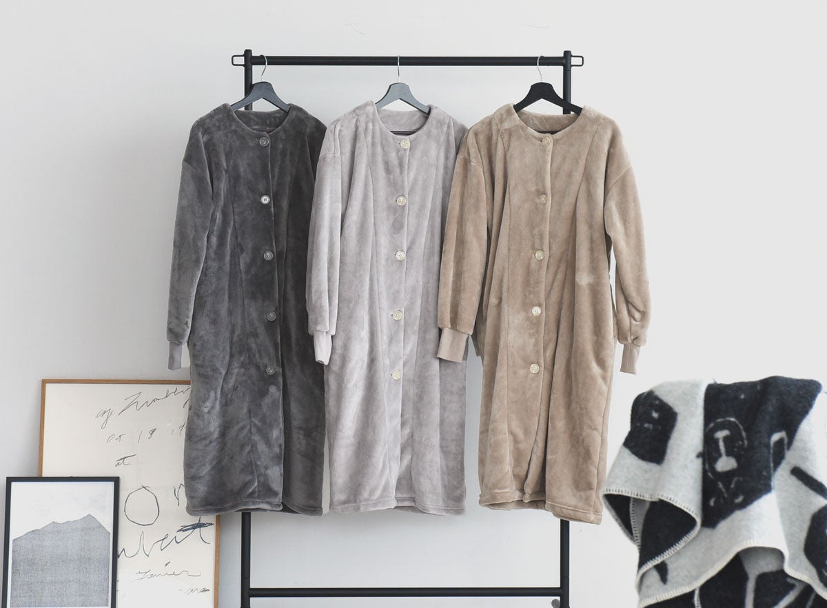 左：2023年度の新色チャコール