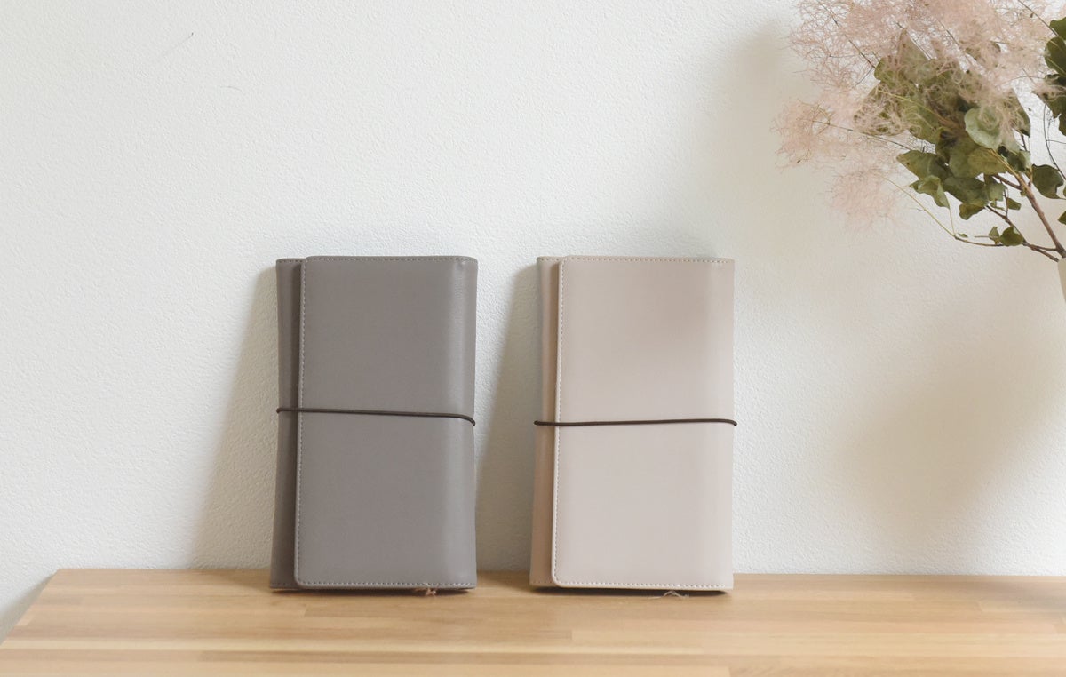 2022秋に新発売となる、bon moment 家計管理ケース（左：チャコールグレー、右：グレージュ）