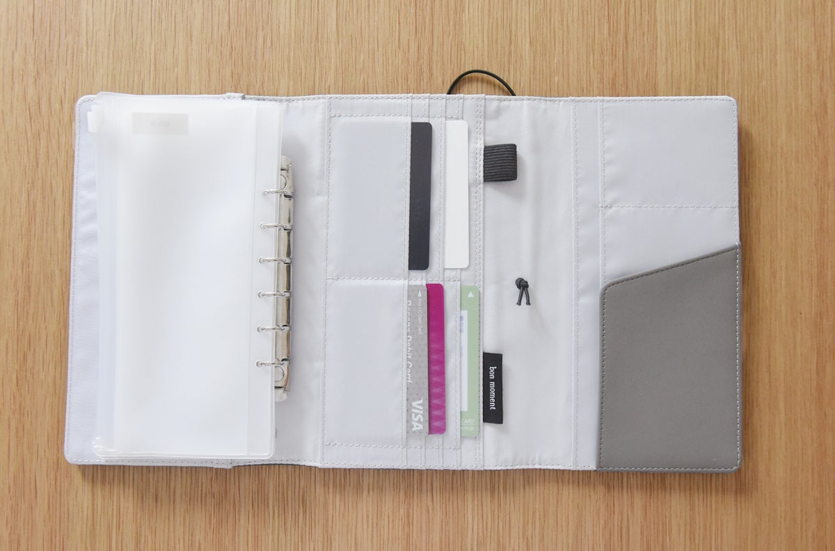 ポケットや仕切り、取外し可能なクリアポケットなど充実の機能