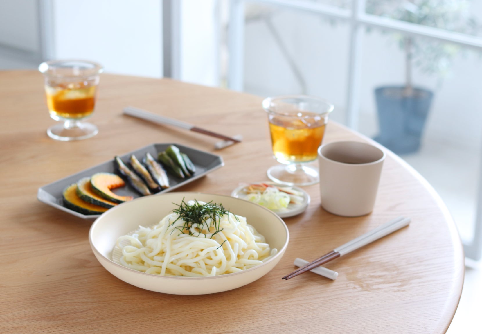 夏の食卓を彩る、ニュアンスカラーのそば皿&そば猪口が新発売!電子 夏の食卓を彩る、ニュアンスカラーのそば皿&そば猪口が新発売!電子