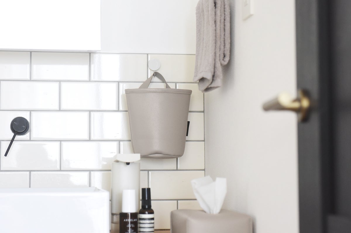 手狭な場所にも取り付けられる、吊るせるゴミ箱