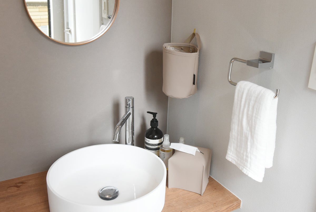 本革ではなく撥水性のあるフェイクレザーだから水回りでも