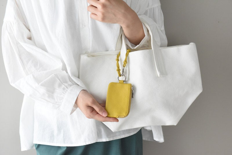 シンプルなデザインのバッグに合わせればアクセントになる「イエロー」