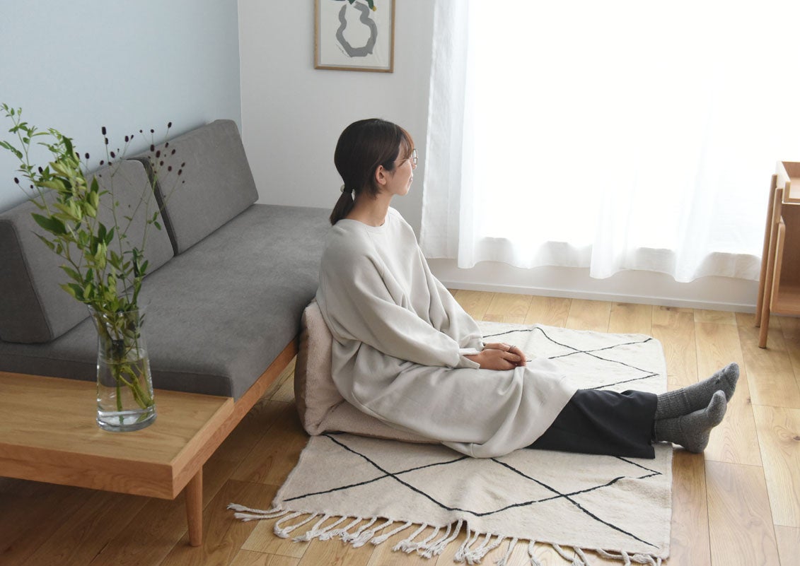 折り曲げればまるで座椅子に。お好みの使い方が可能。