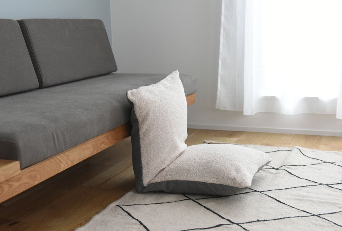 座椅子として使う場合は、立てかけられる場所で。