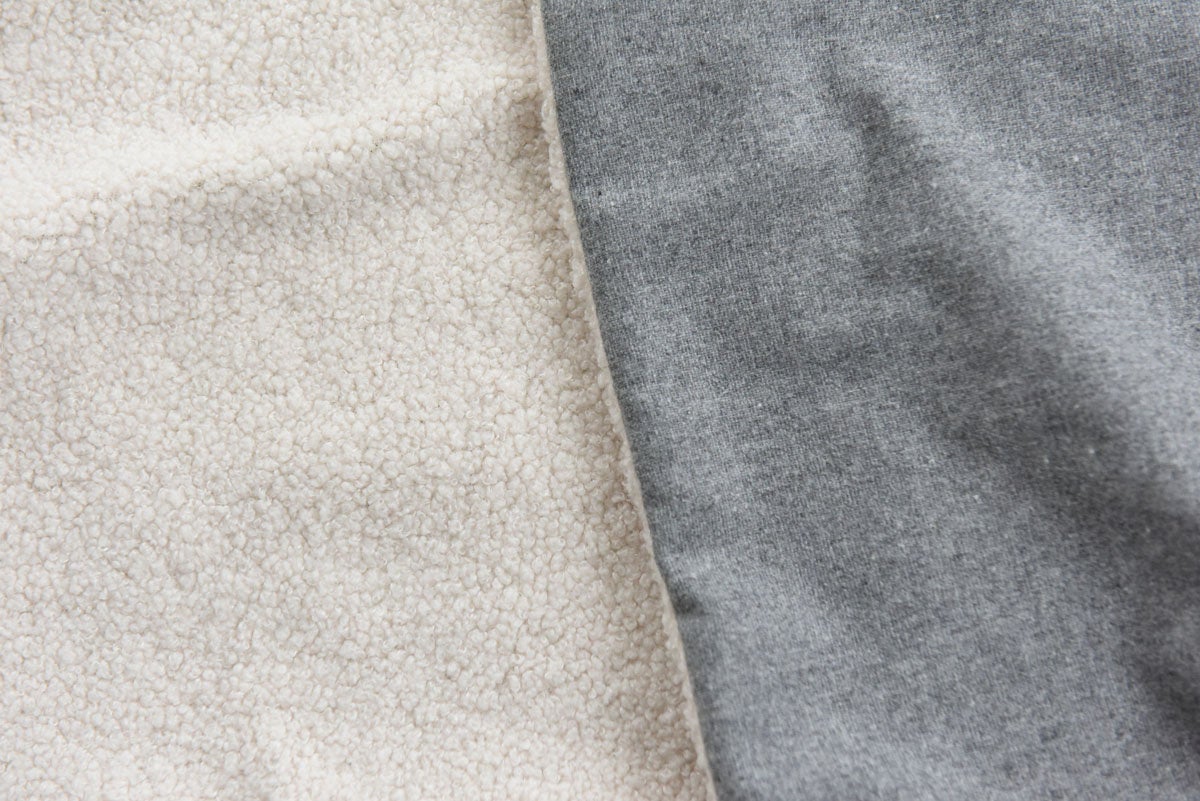 どちらも温かみのある、ボア素材とウール混素材のリバーシブル。