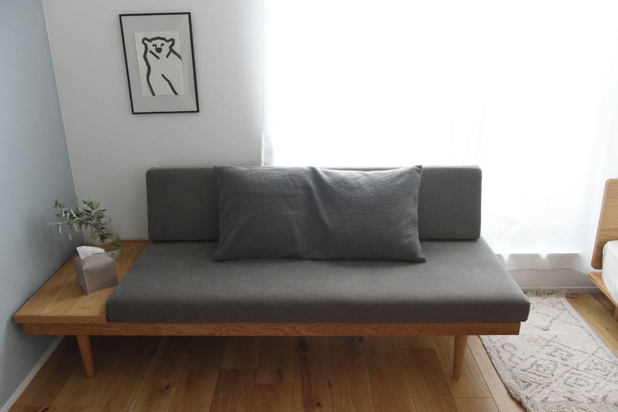 伸ばした状態なら、ゆったり座れる大判クッション。