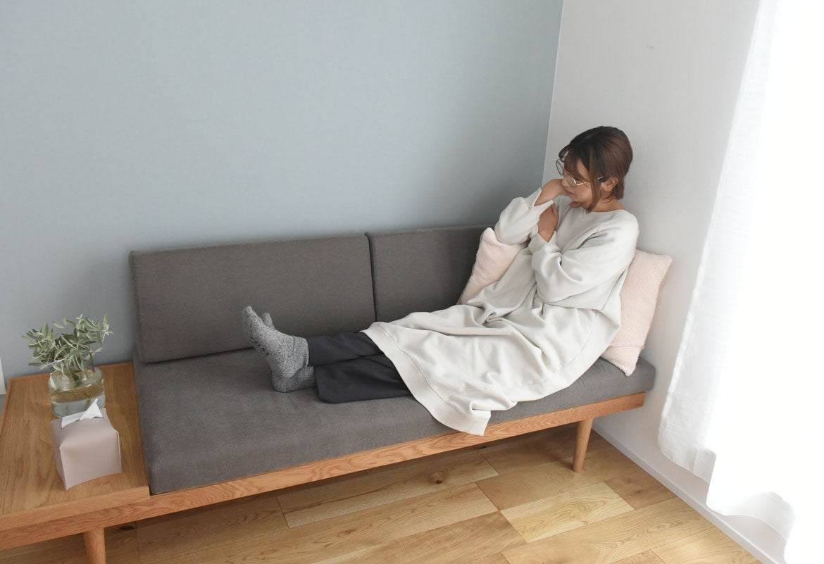 普通のクッションに見えて実は布団収納、そんな使い方も。